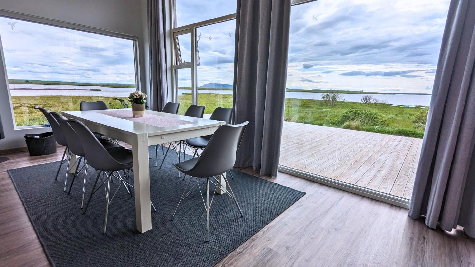 Austurey - Lakefront Villa